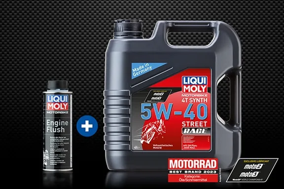 Liqui Moly Motorrad-Set: Engine Flush Additiv und 5W-40 Street Race Motoröl vor dunklem Carbon-Hintergrund.